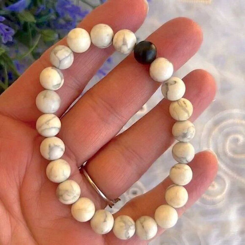 Natural Creamy White Howlite & Black Onyx Stretch Bracelet - Picture 3 of 7
